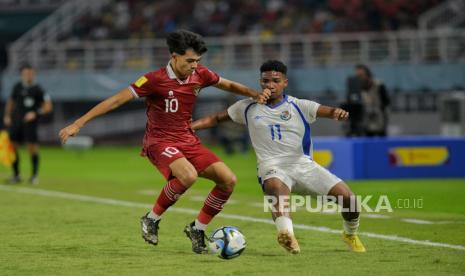 Pemain Timnas Indonesia Bin Ji Da berduel dengan pemain Timnas Panama Castillo Oldemar  saat bertanding pada babak penyisihan Piala Dunia U17 di Stadion Gelora Bung Tomo, Surabaya, jawa Timur, Senin (13/11/2023).