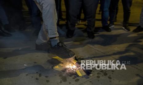 Pengunjuk rasa membakar bendera Swedia di depan Konsulat Jenderal Swedia selama protes di Istanbul, Turki, 21 Januari 2023. Politisi sayap kanan Swedia-Denmark Rasmus Paludan diizinkan mengadakan demonstrasi dan membakar salinan Alquran di depan gedung Kedutaan Besar Turki di Stockholm pada 21 Januari. Iran Sebut Pembakaran Alquran di Swedia Bertujuan Picu Kekerasan Anti-Muslim