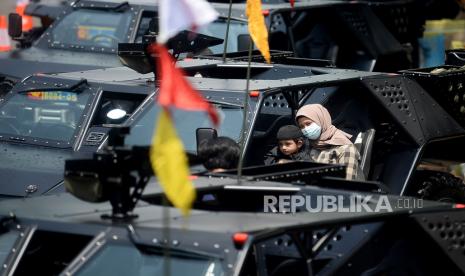 Sejarah Singkat Munculnya Tentara Nasional Indonesia. Warga berfoto di dekat kendaraan alat utama sistem senjata (alutsista) milik TNI yang dipamerkan dalam rangka HUT TNI ke-76 di depan Istana Merdeka, Jakarta, Selasa (5/10). Tema yang diangkat pada peringatan HUT TNI tahun ini adalah Bersatu, Berjuang, Kita Pasti Menang.Prayogi/Republika