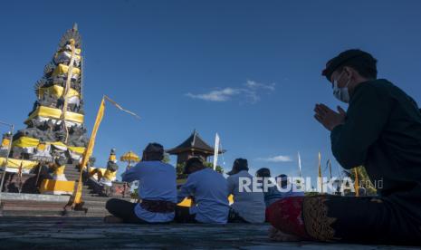 Sejumlah umat Hindu berdoa saat mengikuti upacara Mecaru usai ritual Melasti di Pura Agung Wanakerta Jagatnatha, Palu, Sulawesi Tengah, Selasa (1/3/2022) lalu. Rangkaian kegiatan persembahyangan menjelang Hari Nyepi itu terpaksa dilakukan secara terbatas dan dengan protokol kesehatan yang ketat untuk menekan penularan COVID-19 di daerah yang telah ditetapkan PPKM level 3 itu. 