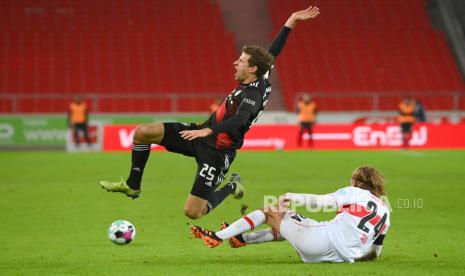  Thomas Mueller (kiri) dari Bayern Munich beraksi melawan Borna Sosa (kanan) dari VfB Stuttgart selama pertandingan sepak bola Bundesliga Jerman antara VfB Stuttgart dan Bayern Munich di Stuttgart, Jerman beberapa waktu lalu.