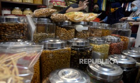 Warga membeli kue kering di salah satu pusat penjualan kue di pasar Jatinegara, Jakarta, Sabtu (8/5). Dibandingkan dengan tahun 2020 lalu dimana permintaan kue kering merosot tajam, kini ditahun 2021 permintaan kue kering jelang lebaran mengalami kenaikan permintaan hingga 80 persen. Harga kue kering dan aneka makanan ringan tersebut dijual mulai Rp160 ribu hingga Rp180 ribu perkilo tergantung jenisnya.Prayogi/Republika