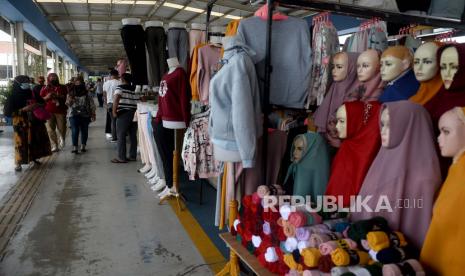 Sejumlah warga melintas di Skybridge Pasar Tanah Abang, Jakarta, Ahad (17/1). Pemberlakuan Pembatasan Kegiatan Masyarakat (PPKM) di wilayah Jawa-Bali termasuk DKI Jakarta mulai Senin lalu menambah sepinya geliat jual beli di kawasan tersebut, yang memang sudah sepi pengunjung selama pandemi Covid-19 berlangsung.Prayogi/Republika.