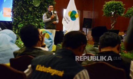 Gubernur Jawa Barat Ridwan Kamil (Emil) menyampaikan sambutan saat Penganugerahan Jabar Bergerak Award di Grand Hotel Preanger Kota Bandung, Selasa (19/4). Emil menyampaikan, salah satu peran Jabar Bergerak saat ini ikut berpartisipasi dalam mengentaskan kemiskinan eksrem di Jawa Barat akibat pandemi Covid-19.