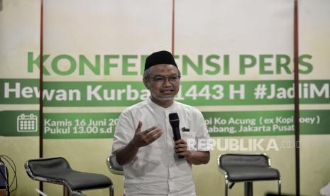 Ketua Yayasan Dompet Dhuafa Republika Rahmad Riyadi menyampaikan sambutan saat konferensi pers terkait Kurban di Jakarta, Kamis (16/6/2022). Konferensi pers tersebut membahas tentang langkah antisipasi Dompet Dhuafa dalam mengatasi penyebaran wabah PMK menjelang Idul Adha 1443 H. Selain itu, Dompet Dhuafa menggelar program Tebar Hewan Kurban dengan target pendistribusian sebanyak 40.000 hewan kurban ke berbagai wilayah di lokasi 3T (terpencil, tertinggal dan terluar). Republika/Thoudy Badai