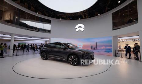 Sebuah mobil listrik ES6 dipajang di stan pembuat mobil China NIO, pada Pameran Industri Otomotif Internasional Shanghai ke-20, di Shanghai, China, 19 April 2023. 