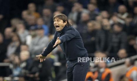 Manajer Tottenham Antonio Conte bereaksi selama pertandingan sepak bola Liga Premier Inggris antara Tottenham Hotspur dan Leeds United di London, Inggris, 12 November 2022.