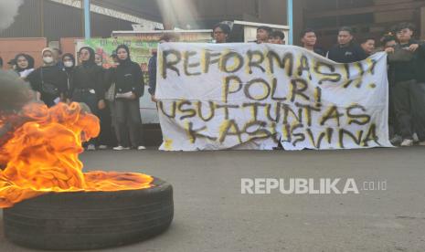 Sejumlah mahasiswa melakukan aksi unjuk rasa, di depan Mapolres Cirebon Kota, Jawa Barat, Rabu (12/6/2024). Mereka menuntut penanganan kasus Vina secara tuntas.