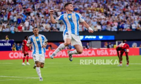 Pemain Argentina Julian Alvarez merayakan gol pada saat pertandingan antara Argentina di Copa America 2024. Alvarez akan berlaga di Olimpiade Paris membela Argentina.