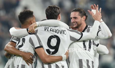 Pemain Juventus Dusan Vlahovic merayakan skor 2-0 pada pertandingan sepak bola penyisihan grup Liga Champions UEFA Juventus FC vs Maccabi Haifa FC di Stadion Allianz di Turin, Italia, Kamis (6/10/2022) dini hari WIB. 