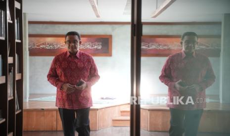 Anies Baswedan pamit dengan ibunya, Aliyah Rasyid Baswedan sebelum ke kantor DPP PDIP, di Jakarta, Senin (26/8/2024).