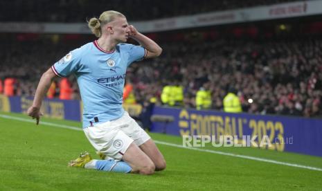 Penyerang Manchester City Erling Haaland berselebrasi usai menjebol gawang Arsenal.