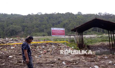 Truk pengangkut sampah melintas di dekat tempat pembuangan akhir (TPA) yang telah disegel di Telukbetung Timur, Bandar Lampung, Lampung, Ahad (29/12/2024). Kementerian Lingkungan Hidup dan Badan Pengendalian Lingkungan Hidup (BPLH) menyegel TPA Bakung karena telah mencemari lingkungan dan melanggar prinsip pengelolaan sampah yang diatur dalam Undang-Undang Nomor 18 Tahun 2008 tentang Perlindungan dan Pengelolaan Lingkungan Hidup.