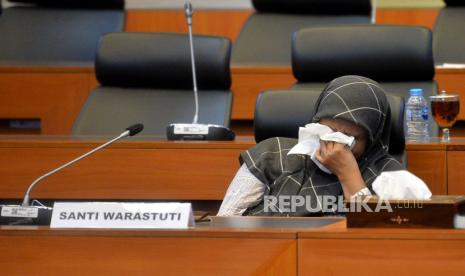 Orang Tua dari Anak yang mengidap cerebral palsy Santi Warastuti menangis ketika mengikuti Rapat Dengar Pendapat Umum (RDPU) dengan Komisi III DPR RI di Kompleks Parlemen, Senayan, Jakarta, Kamis (30/6/2022). Rapat tersebut mendengar aspirasi dari masyarakat terkait legalisasi ganja untuk medis.Prayogi/Republika. 