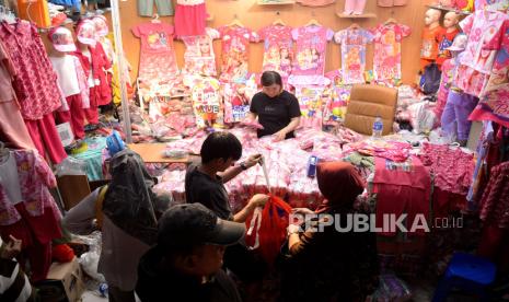 Suasana pasar tanah abang Blok A, Jakarta, Kamis (28/9/2023). Pasca larangan Tiktok Shop, Menteri Perdagangan Zulkifli Hasan mengecek langsung pasar Tanah Abang sekaligus mendengarkan keluh kesah para pedagang seputar sepinya pembeli di pasar tersebut imbas gempuran e-commerce maupun social commerce salah satunya TikTok Shop. 