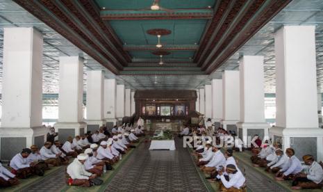 Kerabat dan Abdi Dalem Keraton Kasunanan Surakarta mengikuti upacara Wilujengan Hamengeti Hadeging Karaton Dalem Mataram Surakarta Hadiningrat di Sasana Sumewa Keraton Kasunanan, Solo, Jawa Tengah, Sabtu (5/9/2020). Tradisi tersebut untuk memperingati berdirinya Keraton Kasunanan Surakarta atau berpindahnya Keraton Kartasura menuju desa Sala pada masa Pemerintahan Paku Buwono (PB) II. 