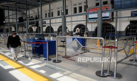 Suasana gate keberangkatan yang terlihat sepi di Stasiun Pasar Senen di Jakarta. Keberangkatan penumpang di wilayah Daop 1 Jakarta pada akhir pekan ini terpantau normal atau tidak terdapat lonjakan. Untuk jumlah KA yang dijalankan tetap sama seperti pada akhir pekan, dengan pembatasan okupansi maksimal 70 persen dari ketersediaan tempat duduk.