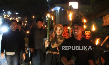 Ribuan warga mengikuti pawai obor memeriahkan Tahun Baru Islam 1 Muharram 1445 Hijriah di Jalan Ciumbuleuit, dan kawasan Punclut, Kecamatan Cidadap, Kota Bandung, Selasa (18/7/2023). Pawai obor merupakan salah satu bentuk sukacita umat Islam khususnya di Jawa Barat dalam menyambut tahun baru Islam.