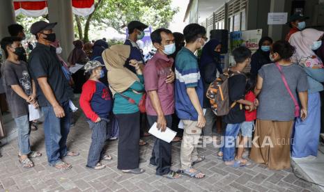  Orang-orang mengantri untuk mendapatkan suntikan vaksin COVID-19 Pfizer-BioNTech Comirnaty selama kampanye vaksinasi di Depok, Rabu (1/9/2021). Pemerintah mempercepat kampanye vaksinasinya seiring dengan perpanjangan pembatasan COVID-19 dengan sejumlah relaksasi untuk kegiatan masyarakat, termasuk membuka kembali sekolah, tempat umum dan pusat perbelanjaan.