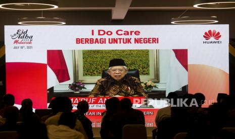 Wakil Presiden KH maruf Amin memberikan sambutan secara daring pada acara I Do Care Serah Terima Donasi Kurban di Masjid At Thohir, Depok, Jawa Barat, Kamis (7/7/2022). Huawei Indonesia dan Republika kembali mengadakan kegiatan donasi CSR Kurban secara Nasional di 13 kota di Indonesia dengan total jumlah 15 ekor sapi dan 60 ekor kambing. Republika/Putra M. Akbar