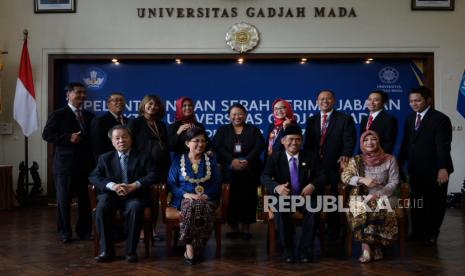 Rektor UGM periode 2022-2027 Ova Emilia (kedua kiri) berfoto dengan Rektor UGM periode 2017-2022 Panut Mulyono (kedua kanan) dan civitas akademisi saat Pelantikan dan Serah Terima Jabatan Rektor UGM periode 2022-2027 di Balai Senat Universitas Gadjah Mada, Sleman, D.I Yogyakarta, Jumat (27/05/2022). Ova Emilia terpilih sebagai Rektor UGM periode 2022-2027 melalui Rapat Pleno menggantikan Panut Mulyono dan tercatat sebagai rektor perempuan kedua di universitas tersebut. 