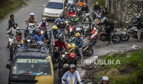 Pemudik melintas di salah satu ruas jalan raya. Petugas kepolisian telah menyiapakan jalur alternatif, termasuk pos pengamanan dan petunjuk arah untuk memandu para pemudik sepeda motor yang melintas guna mengurai kemacetan saat puncak arus mudik. 