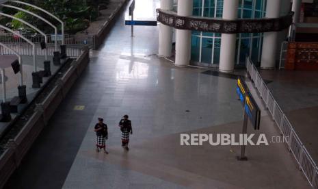 Pecalang atau petugas pengamanan adat Bali memantau situasi Bandara I Gusti Ngurah Rai saat Hari Raya Nyepi. Bandara I Gustri Ngurah Rai Bali kembali dibuka setelah ditutup saat Hari Raya Nyepi.