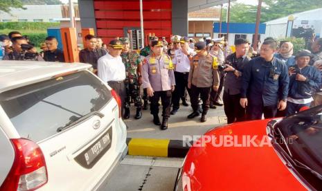 Kapolri, Jenderal Listyo Sigit Prabowo bersama dengan Menteri Koordinator Bidang Pembangunan manusia dan Kebudayaan (Menko PMK), Muhadjir Effendy berdialog dengan pemudik yang melintas di GT Kalikangkung, Kecamatan Ngaliyan, Kota Semarang, Jawa Tengah di sela mengecek persiapan pengamanan arus mudik/ balik Lebaran 2023, Selasa (18/4/2023).