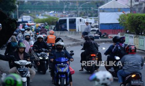 Pengendara motor melawan arus lalu lintas (ilustrasi).Kepolisian Resor Metro Jakarta Selatan siap melakukan penilangan terhadap pengendara yang melawan arus di kawasan Setiabudi, Jakarta Selatan.