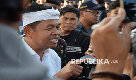 Gubernur Jabar Dedi Mulyadi diwawancara wartawan usai Apel Gelar Pasukan Operasi Kepolisian Terpusat Ketupat Lodaya 2025, di depan Gedung Sate, Jalan Diponegoro, Kota Bandung, Kamis (20/3/2025). Operasi ketupat Lodaya digelar sebagai upaya menjaga keamanan dan ketertiban selama arus mudik dan perayaan Idul Fitri 1446 H.