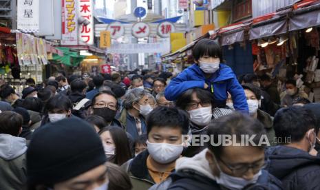 Disneyland Tokyo dan ruang terbuka lain di seluruh Jepang akan melonggarkan pemakaian masker yang menandai pandemi Covid-19 tiga tahun terakhir.