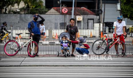 Warga berolahraga di Jalan Jenderal Sudirman, Jakarta, Ahad (13/3/2022). Juru Bicara Pemerintah untuk Penanganan COVID-19, Reisa Broto Asmoro mengungkapkan peralihan pandemi menuju endemi tidak bisa lepas dari dua hal, yaitu jumlah kasus harian dan angka kematian yang rendah, serta tingkat keterisian rumah sakit. 