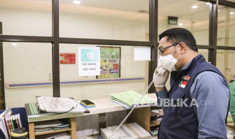 Gubernur Jawa Barat Ridwan Kamil (kanan) menelpon saat meninjau RSUD Depok di Sawangan, Depok, Jawa Barat, Selasa (15/9/2020). Peninjauan tersebut dilakukan dalam rangka melihat kesiapan rumah sakit di Kota Depok dalam penanganan darurat COVID-19. 