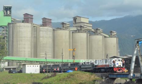 Kereta api pengangkut semen melintas di kawasan pabrik semen (ilustrasi). Industri semen disebut menginginkan keistimewaan harga batu bara.