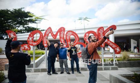 Penumpang berfoto di depan tulisan Lombok di Bandara Udara Internasional Lombok Zainudin Abdul Madjid, Kabupaten Lombok Tengah, Nusa Tenggara Barat, Kamis (17/3/2022).