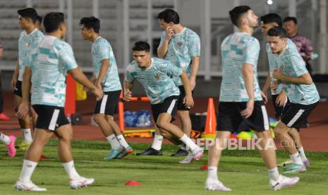 Pemain timnas Indonesia Ragnar Oratmangoen mengikuti sesi latihan jelang laga Kualifikasi Piala Dunia 2026 melawan Vietnam di Stadion Madya, Senayan, Jakarta, Rabu (20/3/2024). Latihan timnas Indonesia dipimpin langsung oleh pelatih Shin Tae-Yong. Indonesia akan menghadapi Vietnam di Stadion Gelora Bung Karno Senayan, Jakarta, Kamis (21/3/2024) malam.