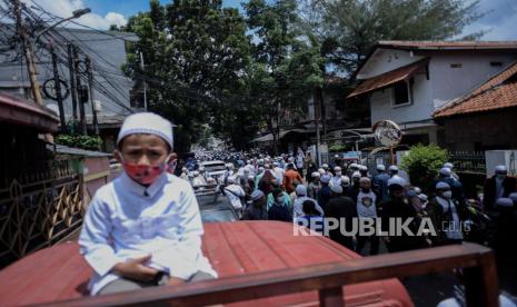 Banyak Ulama Wafat, Umat Diajak Buat Gerakan Kaderisasi . Jamaah memadati lokasi pemakaman Habib Ali bin Abdurrahman Assegaf  di Pemakaman Keluarga Habib Ahmad bin Alwi Al hadad (Habib Kuncung) Jalan Rawajati Timur, Pancoran, Jakarta, Sabtu (16/1). Ulama besar Indonesia Habib Ali bin Abdurrahman Assegaf meninggal dunia pada hari Jumat (15/1) sekitar pukul 15.30 WIB di RS Holistik Purwakarta. Republika/Thoudy Badai