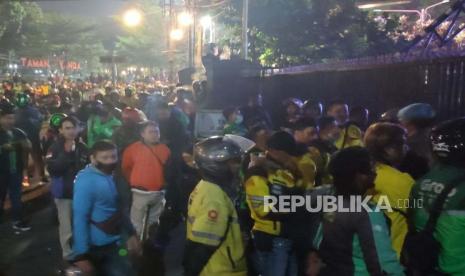 Para pengemudi ojek online (ojol) berkumpul di depan Markas Polrestabes Bandung, Kota Bandung, Jawa Barat, Selasa (7/3/2023) malam. 