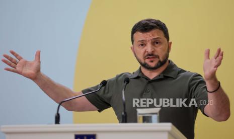  Presiden Ukraina Volodymyr Zelenskyy mengatakan bahwa menteri pertahanan Oleksii Reznikov akan diganti Rustem Umerov pada pekan ini. Umerov merupakan anggota parlemen Tatar Krimea.