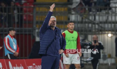  Pelatih AS Roma Jose Mourinho pada pertandingan sepak bola Serie A Italia antara AC Monza dan AS Roma, di Monza, Italia, Kamis (4/5/2023)..