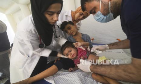 Anak-anak Palestina yang terluka akibat pemboman Israel di Jalur Gaza dirawat di sebuah rumah sakit di Rafah pada  23 Oktober 2023.