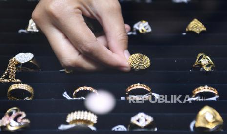 Pekerja menata perhiasan emas yang dijual di Cikini Gold Center, Jakarta, Senin (27/7/2020). Pada Senin (27/7), harga emas Antam berada di Rp997.000 per gram atau naik Rp8.000 per gram dibanding hari sebelumnya. 