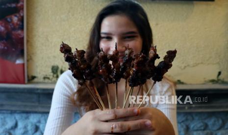 Sate kambing. Berlebihan dalam mengonsumsi daging yang tinggi lemak jenuh dapat meningkatkan risiko pengembangan penyakit metabolik.