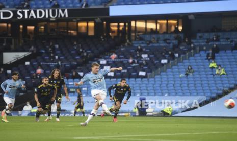 Pemain bola Manchester City, Kevin De Bruyne menendang bola yang menghasilkan gol saat penalti pada pertandingan sepak bola Liga Primer Inggris antara Manchester City dan Arsenal di Stadion Etihad, Manchester, Inggris, Rabu (17/6). Manchester City berhasil mengalahkan Arsenal dengan skor telak 3-0, melalui gol yang disumbang dari Raheem Sterling, Kevin De Bruyne dan Phil Foden