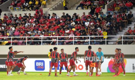 Pemain Timnas Sepak Bola Indonesia mengikuti sesi latihan jelang laga melawan Turkmenistan pada pertandingan babak Kualifikasi Grup K AFC U23 Asian Cup 2024 di Stadion Manahan, Surakarta, Jawa Tengah, Selasa  (12/9/2023).