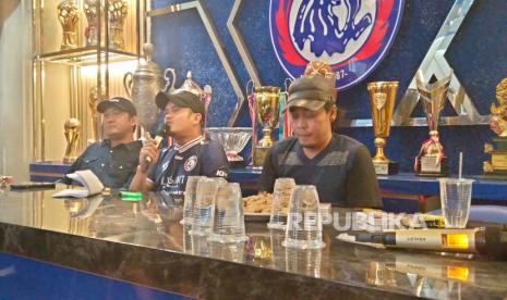 Manajemen Arema FC memberikan keterangan usai bertemu dengan Aremania di Kantor Arema FC, Kota Malang, Selasa (31/1/2023).