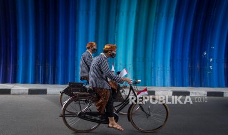 Pasangan bakal calon Wali Kota dan Wakil Wali Kota Solo, Gibran Rakabuming Raka (kanan) dan Teguh Prakosa (kiri) mengayuh sepeda ontel menuju kantor KPU Solo untuk melakukan pendaftaran Pemilihan Wali Kota (Pilwakot) 2020 di Solo, Jawa Tengah, Jumat (4/9/2020). Gibran Rakabuming Raka dan Teguh Prakosa yang diusung PDI Perjuangan resmi mendaftarkan diri ke KPU Kota Solo sebagai pasangan calon Wali Kota dan Wakil Wali Kota pada Pilkada 2020. 