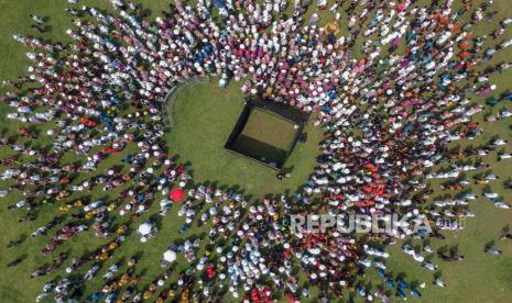 Foto udara jamaah calon haji melakukan prosesi tawaf saat manasik haji.