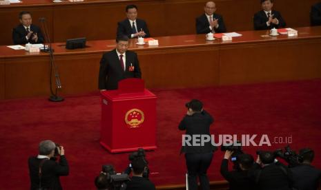 Presiden China Xi Jinping memberikan suaranya selama sesi Kongres Rakyat Nasional China (NPC) di Aula Besar Rakyat di Beijing, Jumat (10/3/2023). Pemimpin China Xi Jinping dianugerahi masa jabatan lima tahun ketiga sebagai presiden pada hari Jumat , menempatkannya di jalur untuk tetap berkuasa seumur hidup pada saat tantangan ekonomi yang parah dan meningkatnya ketegangan dengan AS dan lainnya.