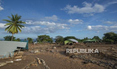 Lumpur menutupi kawasan permukiman yang rusak akibat banjir bandang di Adonara Timur, Kabupaten Flores Timur, Nusa Tenggara Timur (NTT), Selasa (6/4/2021). Cuaca ekstrem akibat siklon tropis Seroja telah memicu bencana alam di sejumlah wilayah di NTT dan mengakibatkan rusaknya ribuan rumah warga dan fasilitas umum. (ilustrasi)